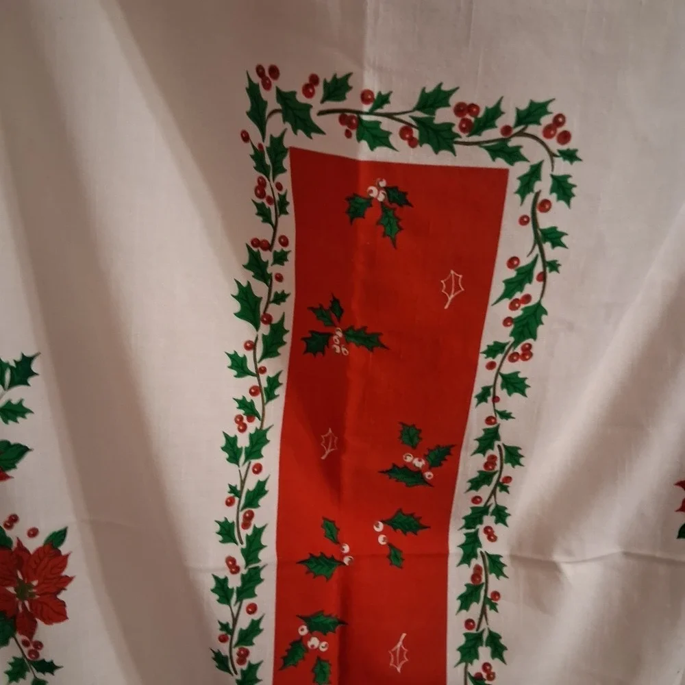 Vtg Christmas Scalloped Hem Tablecloth 50x68